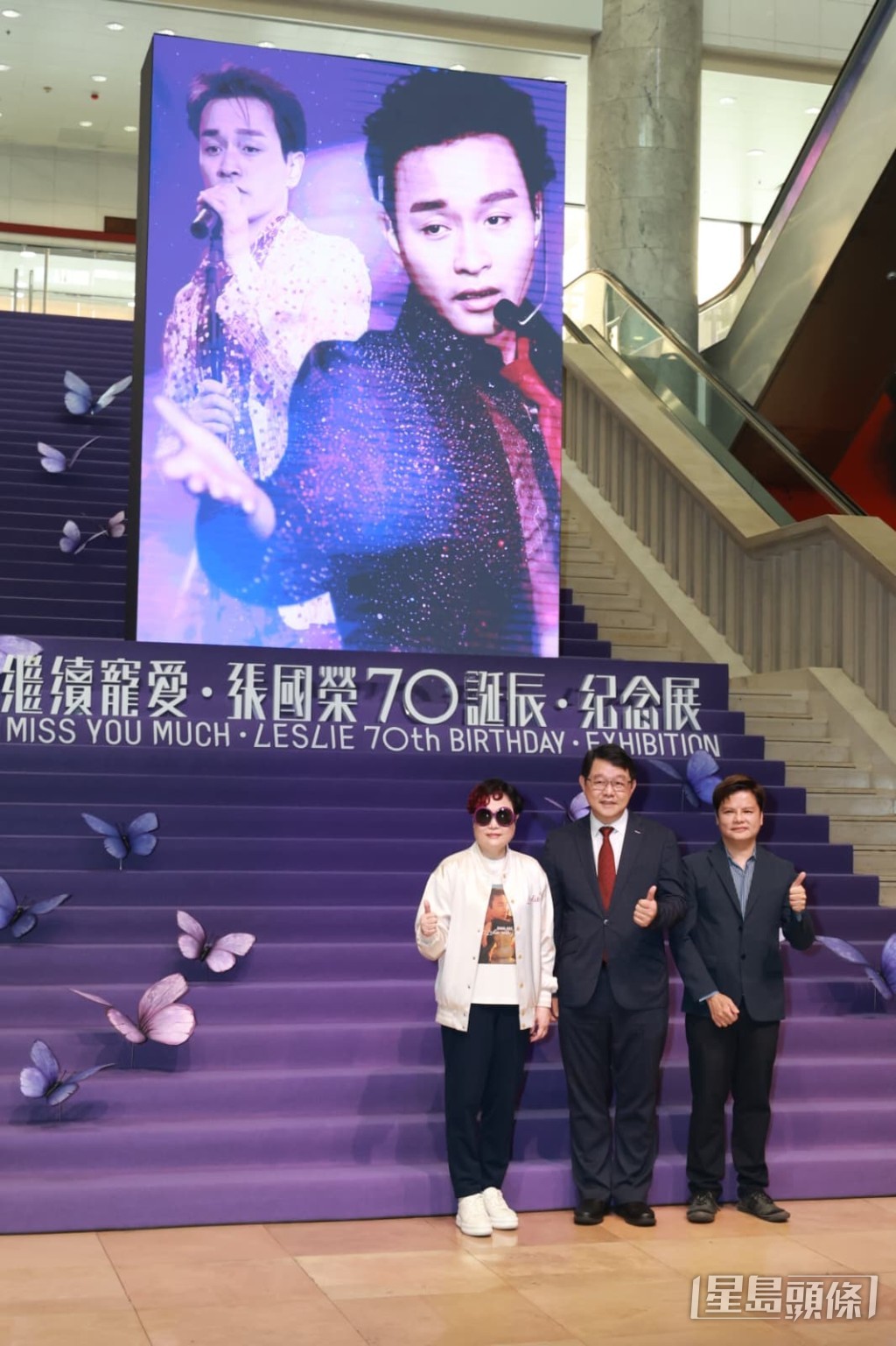 展覽館門外留影。