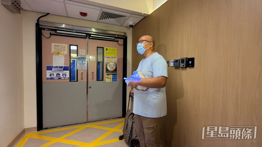 「Save Lily」非常父母趕赴醫院了解情況。梁國峰攝 「Save Lily」非常父母趕赴醫院了解情況。梁國峰攝