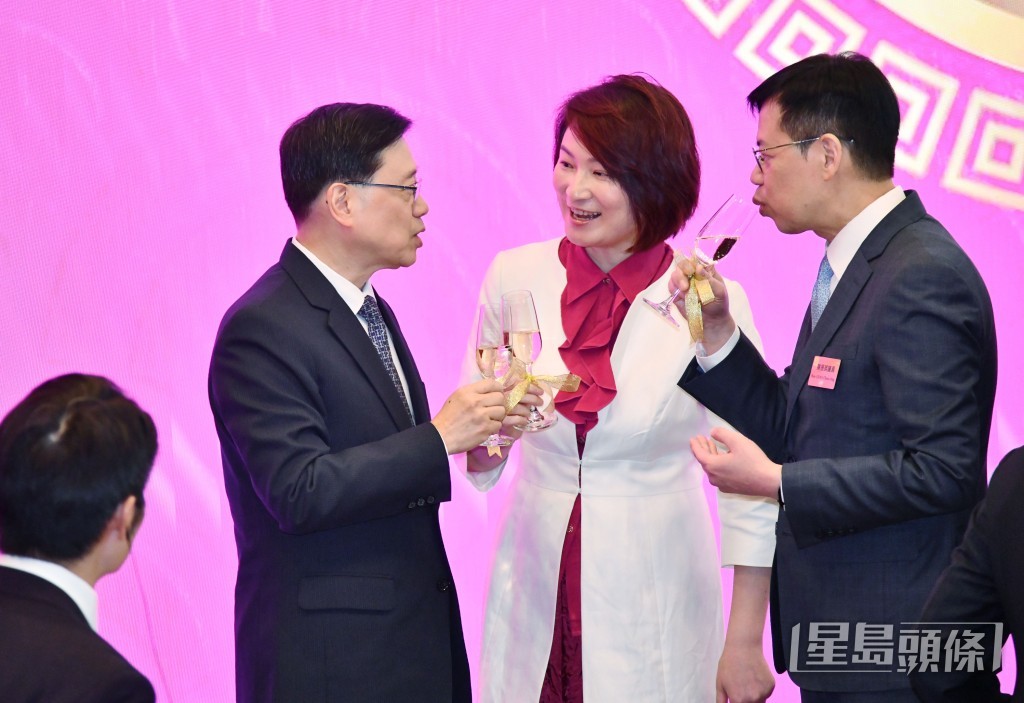 行政長官李家超（左）、立法會主席李慧琼（中）及內務委員會主席陳振英（右）。