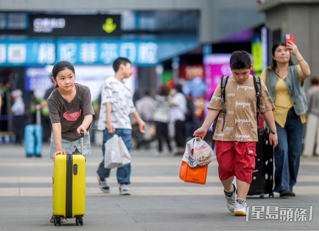 旅客手持大包小包陸續返回內地。 旅客手持大包小包陸續返回內地。