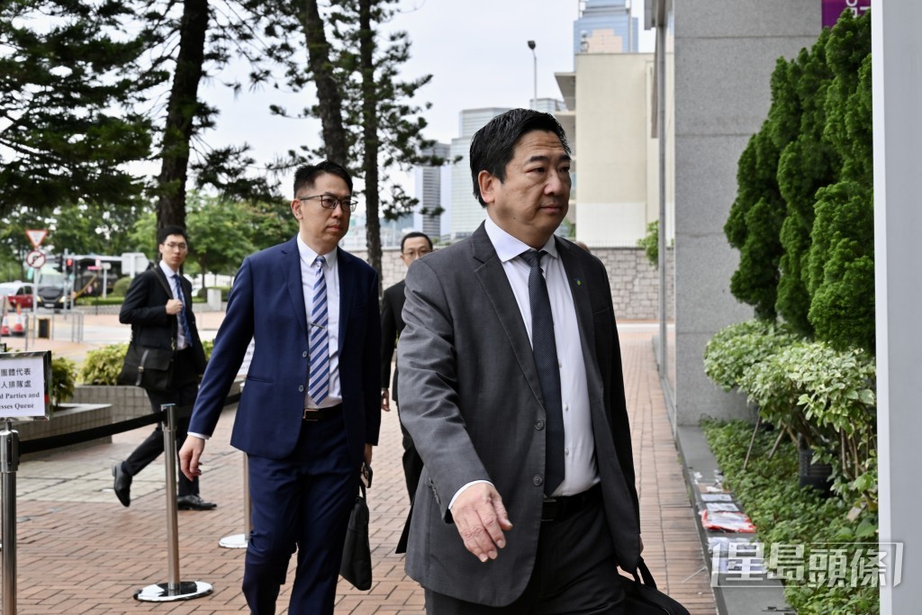 市建局樓宇復修部總監王思敬今日在宏福苑聽證會作供。 市建局樓宇復修部總監王思敬今日在宏福苑聽證會作供。