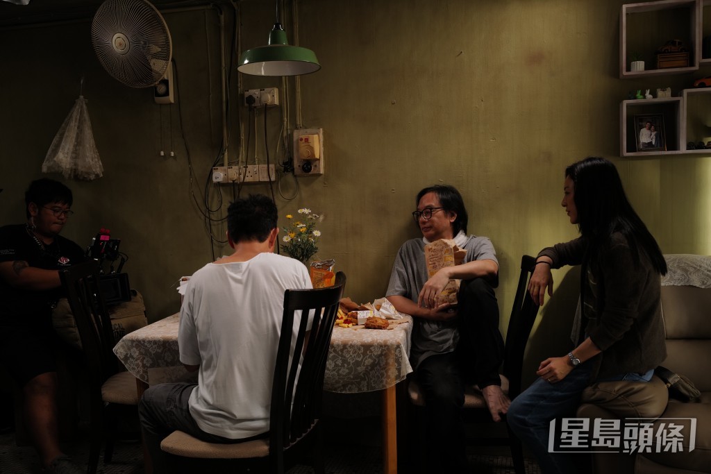 彭導不時落場親自示範。