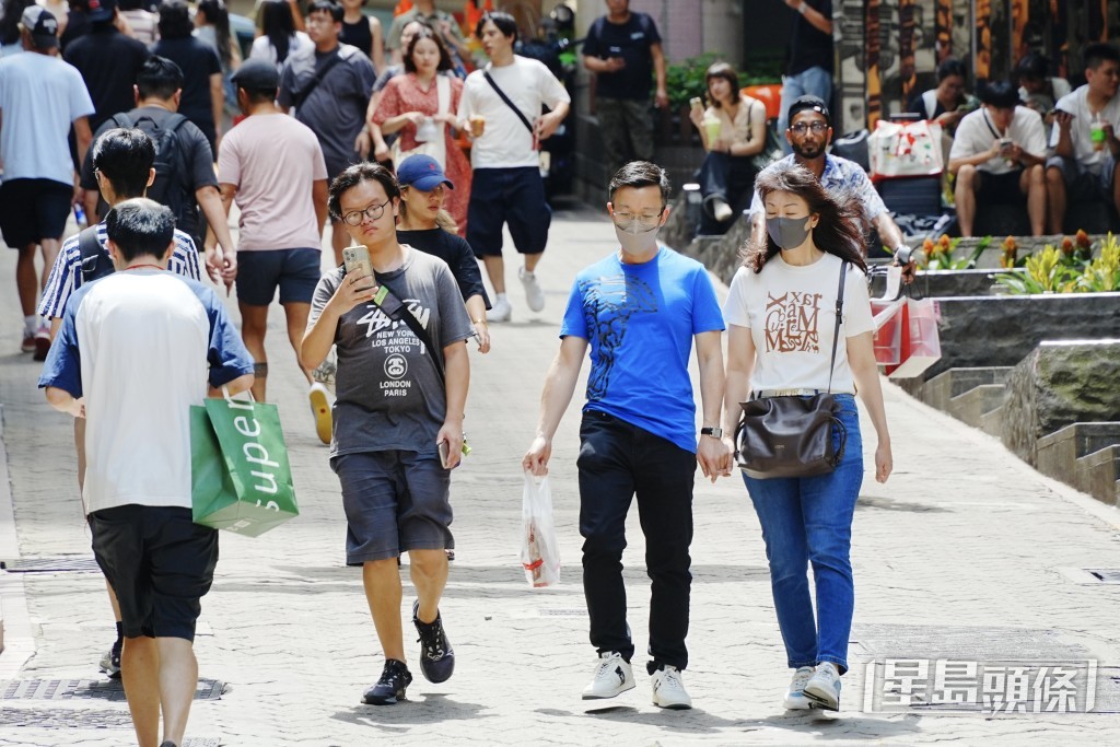今日下午部分時間有陽光及酷熱，氣溫介乎28°C至34°C。資料圖片