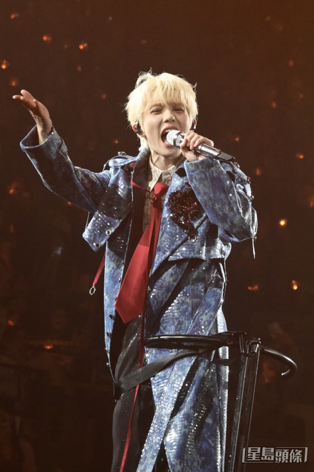 他在紅館演出相當興奮。 他在紅館演出相當興奮。