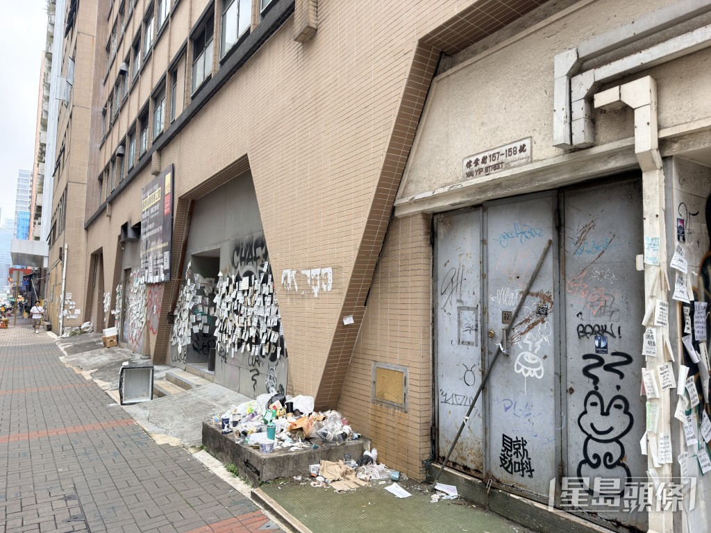工廈地下牆身貼滿街招,滿地垃圾。梁國峰攝 工廈地下牆身貼滿街招,滿地垃圾。梁國峰攝