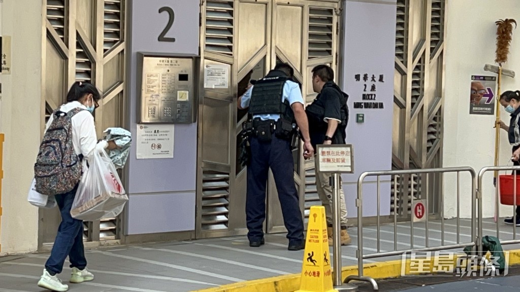 警員穿起防彈背心。