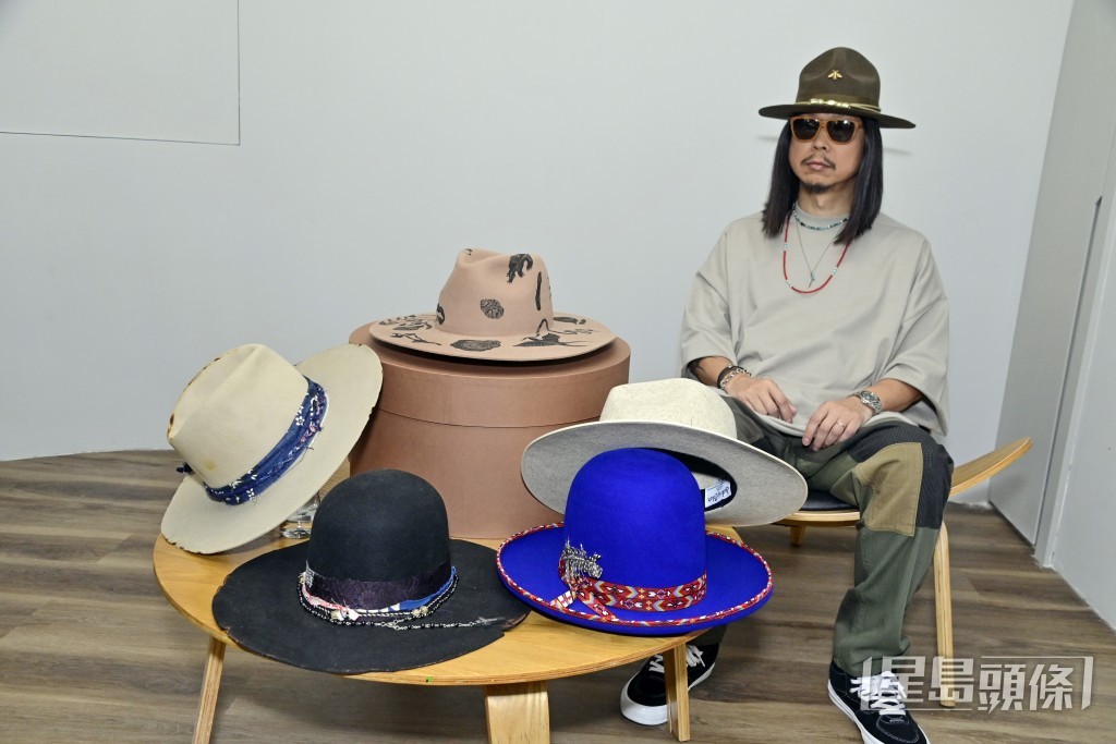 人稱「Carl叔叔」的著名音樂人王雙駿，近年以「招牌」戴帽造型示人。