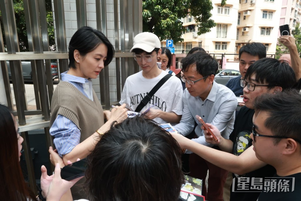 梁詠琪今日到商台做嘉賓。 梁詠琪今日到商台做嘉賓。