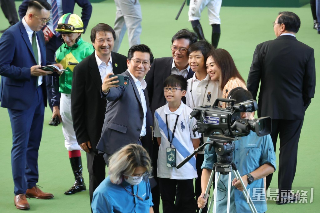 「年少有威」馬主陳少山一家與友人。