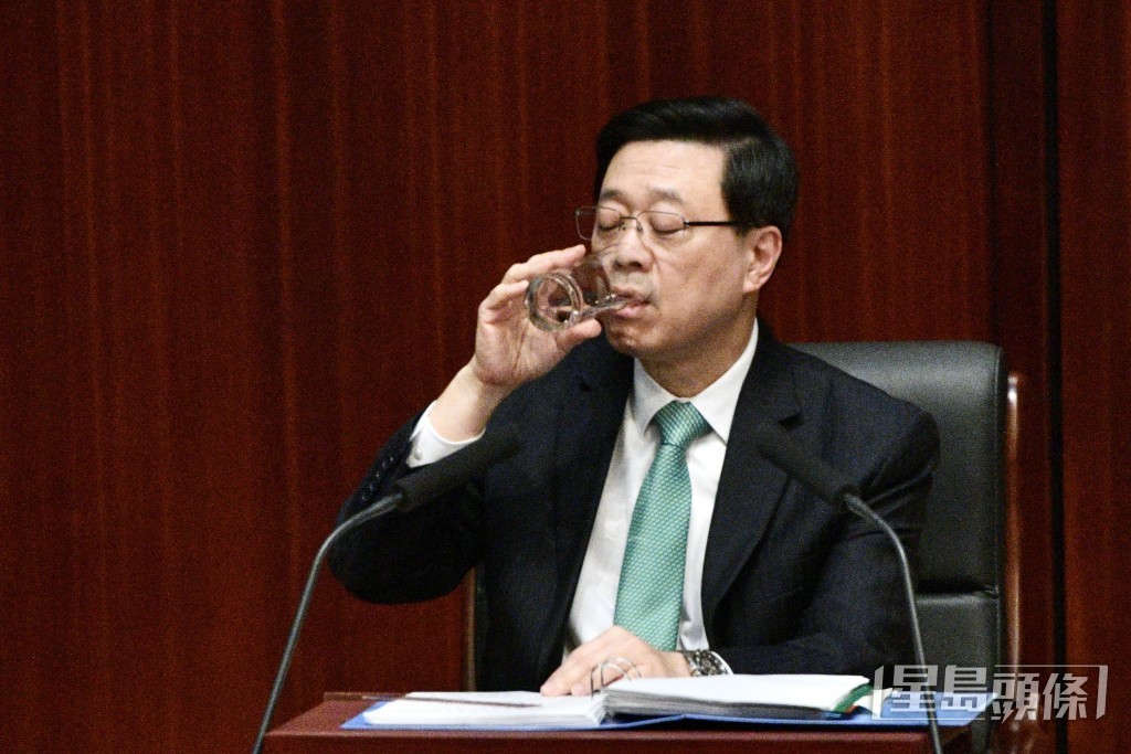 立法會會議，行政長官發表施政報告。盧江球攝
