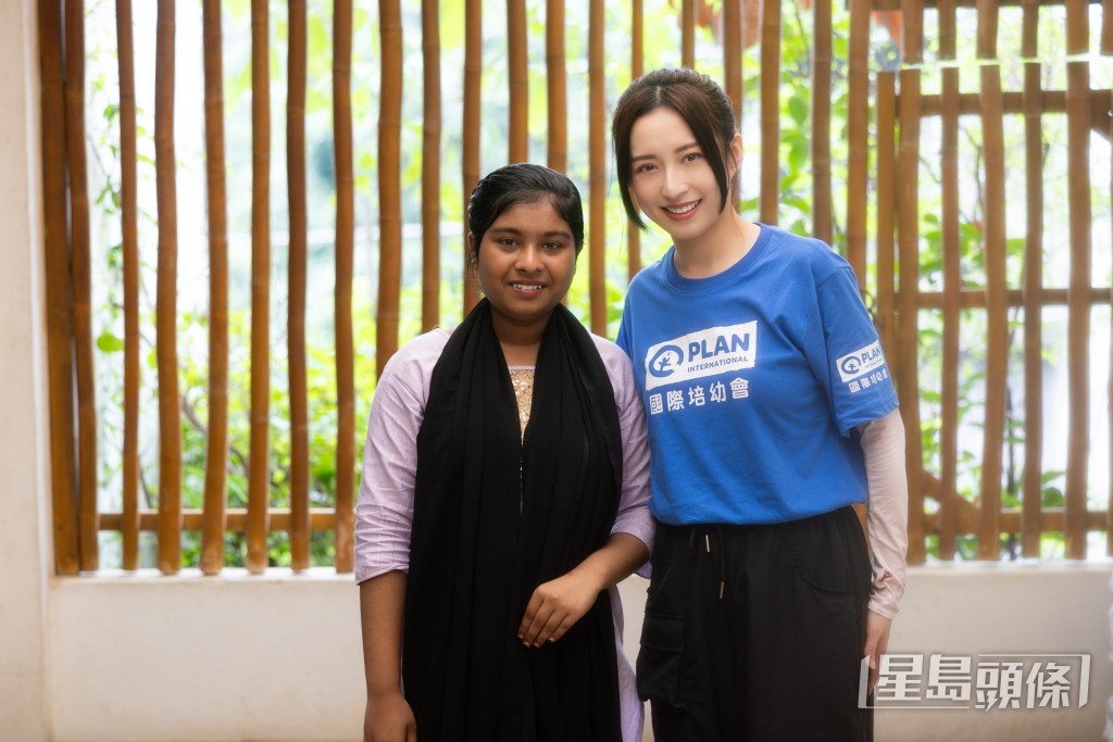 Katy 在 探訪當地貧民窟時，細聽一位女孩的成長故事。