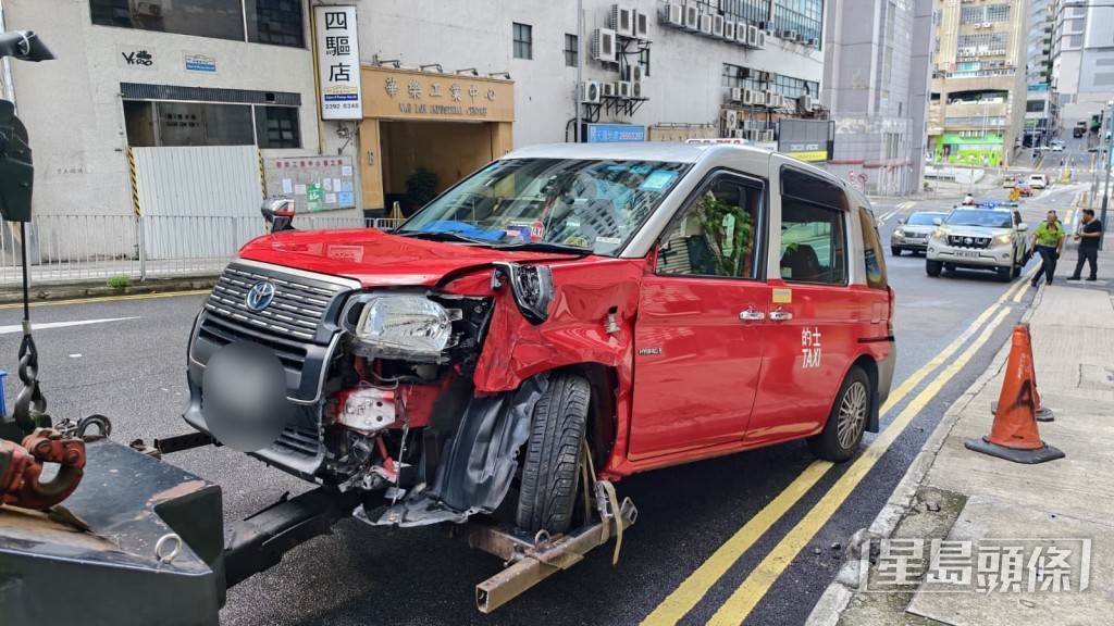 的士左車頭撞毀。黃文威攝 的士左車頭撞毀。黃文威攝