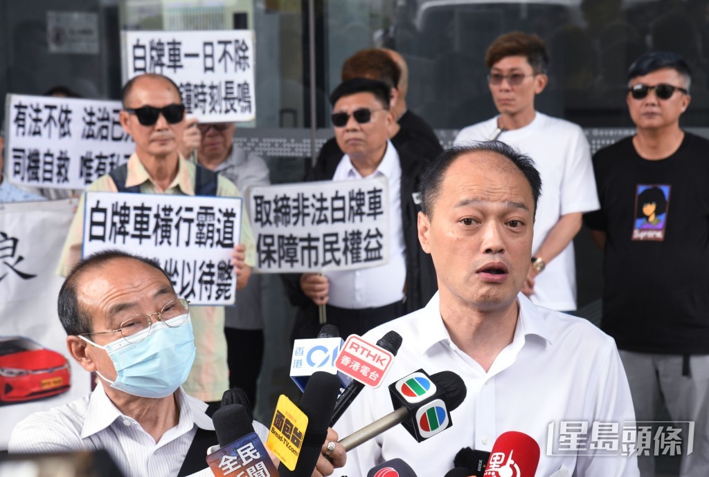 曾任的士小巴商總會理事長的智慧出行聯合商會周國強聯同業界代表,早前在西九龍政府合署請願。資料圖片 曾任的士小巴商總會理事長的智慧出行聯合商會周國強聯同業界代表,早前在西九龍政府合署請願。資料圖片