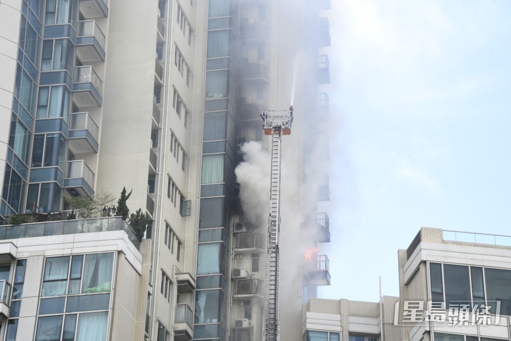 消防架起雲梯救火。 消防架起雲梯救火。