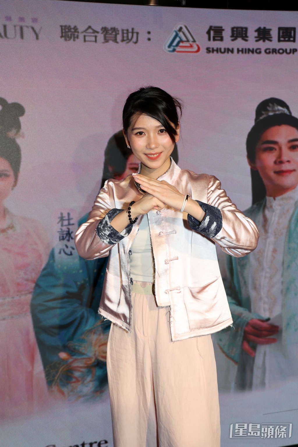 記者會上交功課。