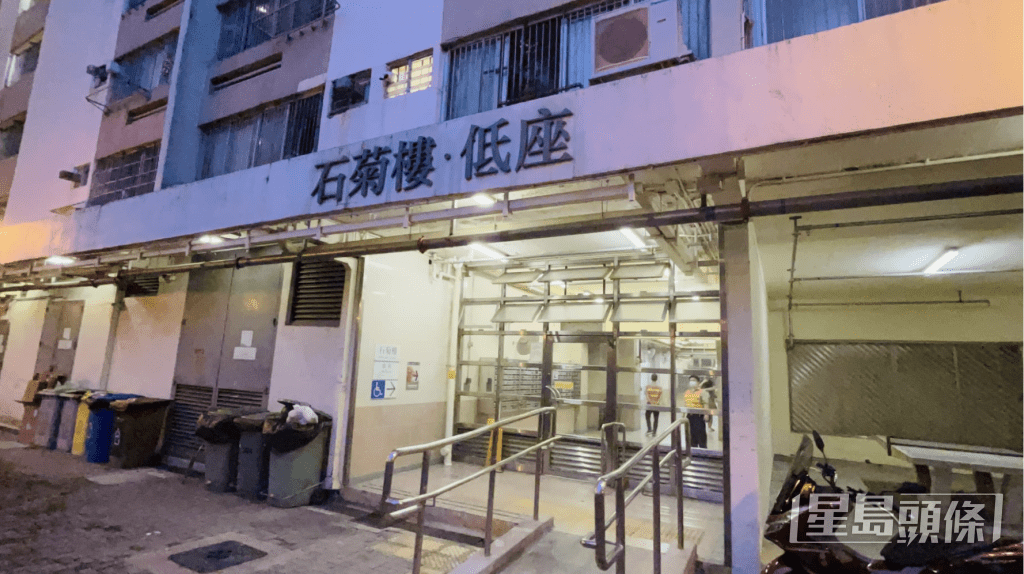 今日(31日)清晨5时许,一名中年男子从荃湾石围角邨低座飞堕地下,送仁济医院后证实死亡。蔡楚辉摄 今日(31日)清晨5时许,一名中年男子从荃湾石围角邨低座飞堕地下,送仁济医院后证实死亡。蔡楚辉摄