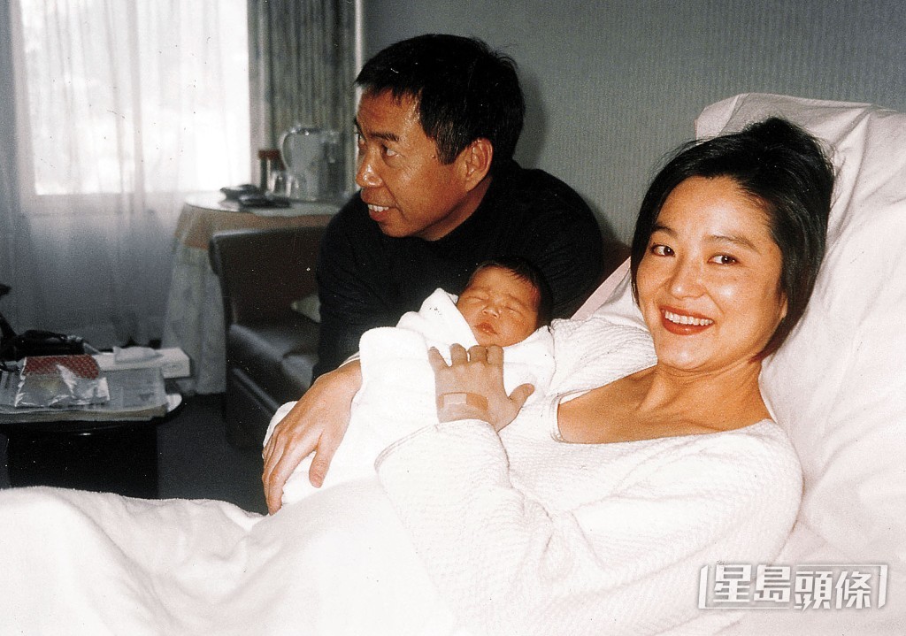 林青霞與邢李㷧1994年結婚，1996年、2001年先後誕下女兒邢愛林及邢言愛。
