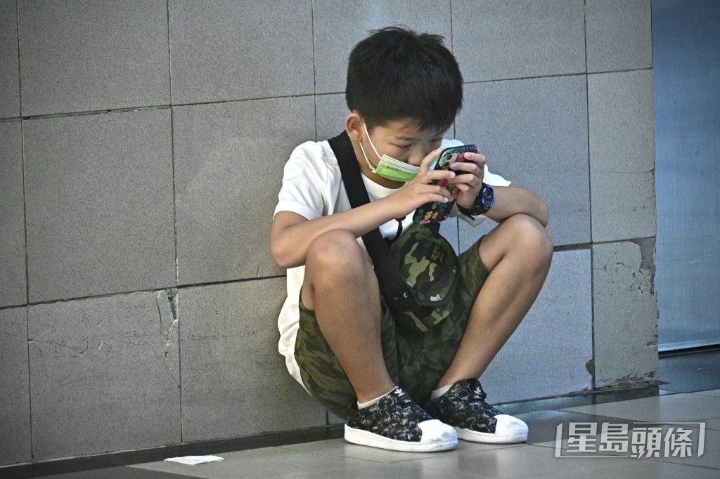孫東表示,政府將繼續密切監察海外在規管青少年使用社交媒體方面的最新做法及實施經驗。 孫東表示,政府將繼續密切監察海外在規管青少年使用社交媒體方面的最新做法及實施經驗。