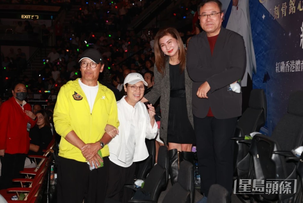 苗僑偉、戚美珍與樂易玲合照。 苗僑偉、戚美珍與樂易玲合照。