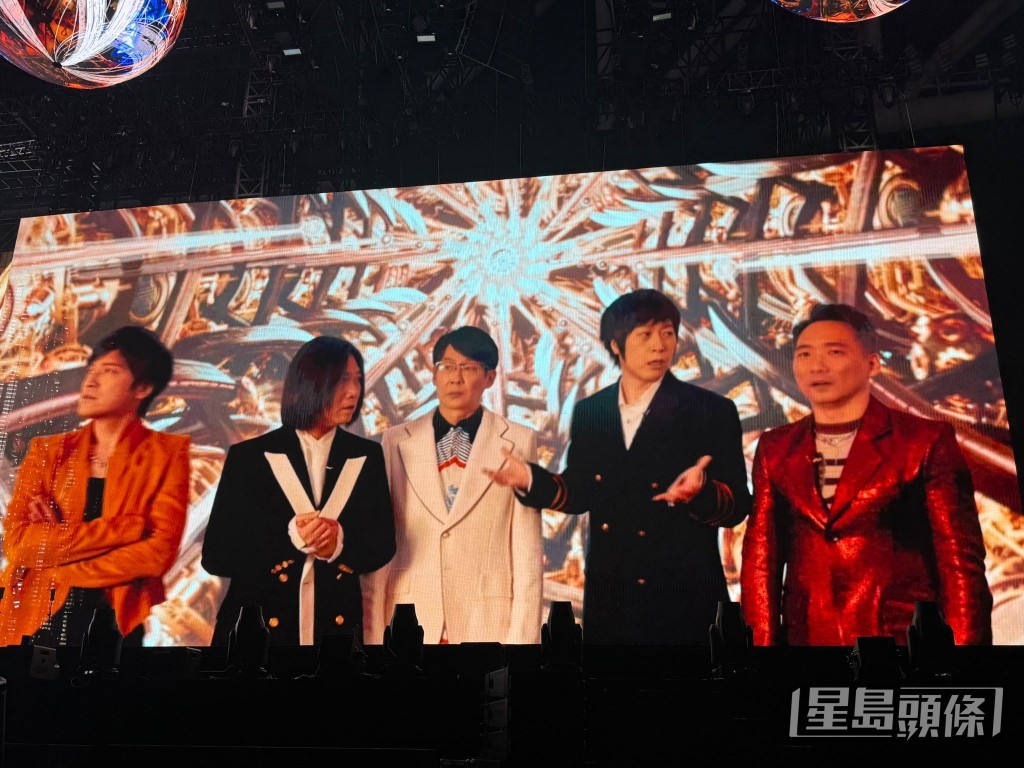 五月天將與五迷一同回顧音樂路上的點滴時光,在這座嶄新的音樂殿堂中,再次掀起屬於五月天的狂熱浪潮。 五月天將與五迷一同回顧音樂路上的點滴時光,在這座嶄新的音樂殿堂中,再次掀起屬於五月天的狂熱浪潮。