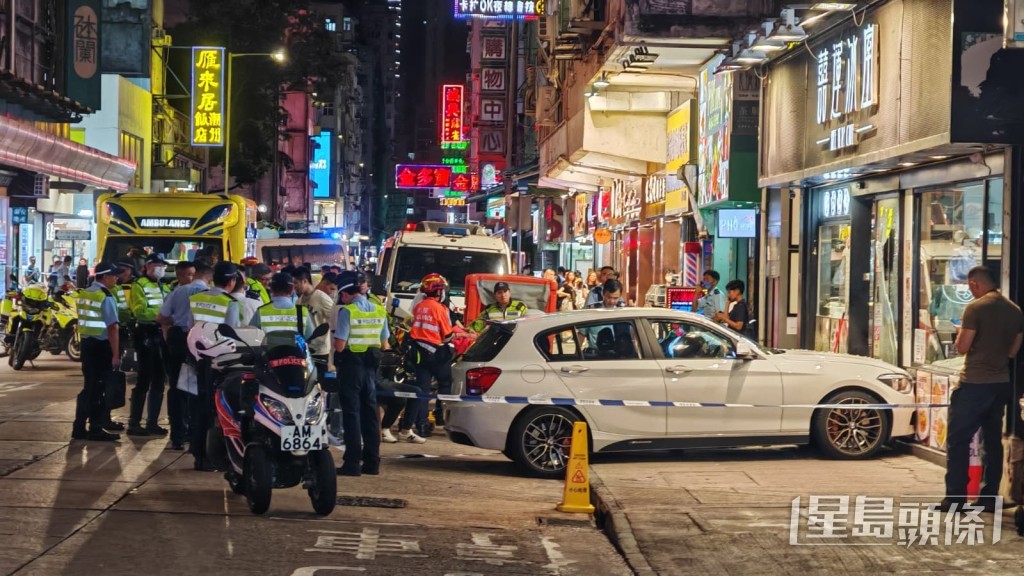 私家車直撞冰室外牆玻璃。 私家車直撞冰室外牆玻璃。