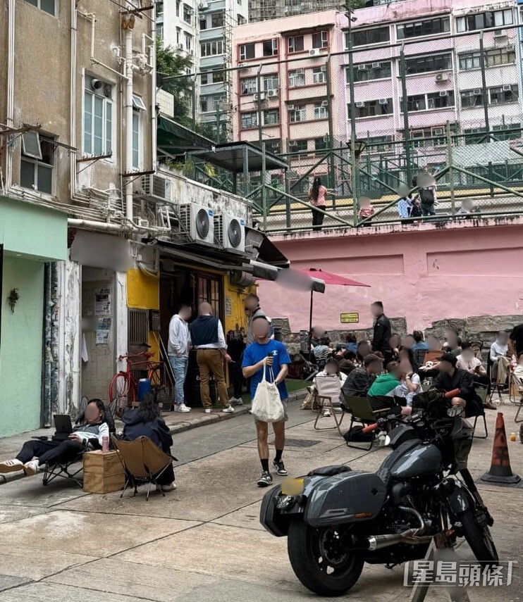 每逢周末及假日,太平山街部分街道坐滿顧客,於露天享受餐飲。 每逢周末及假日,太平山街部分街道坐滿顧客,於露天享受餐飲。