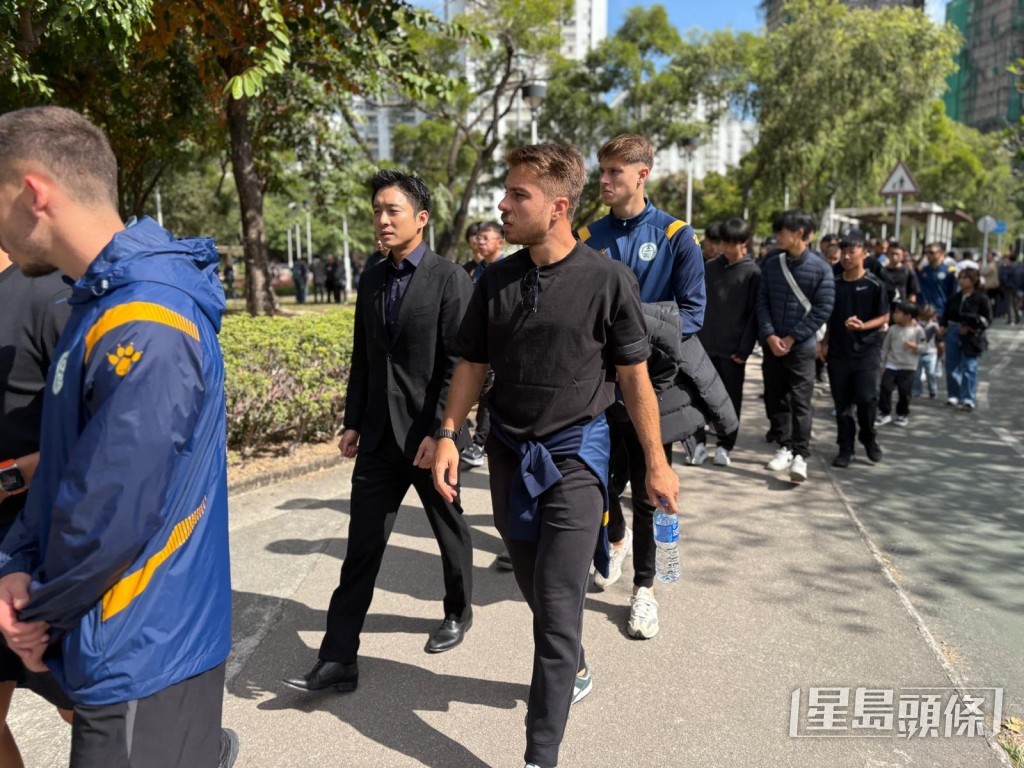 中國香港足球總會主席霍啟山率球員到場悼念。 中國香港足球總會主席霍啟山率球員到場悼念。