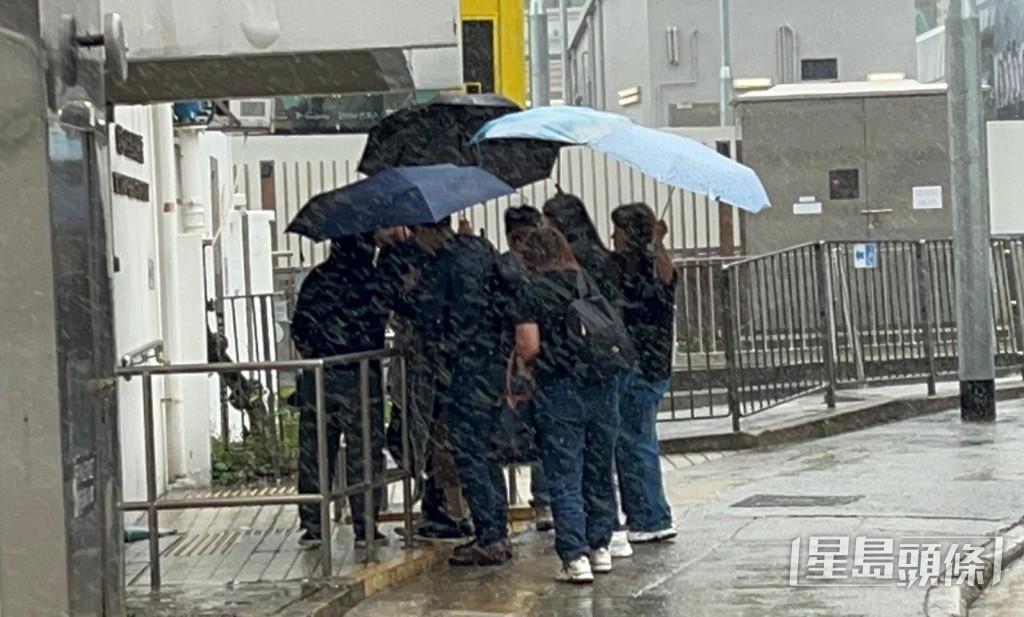 約8名親友到達殮房認屍。楊偉亨攝 約8名親友到達殮房認屍。楊偉亨攝