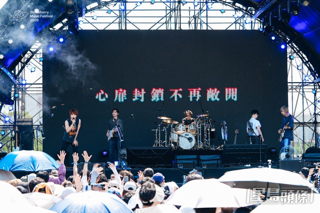Daze in White全體一同登台演出。 Daze in White全體一同登台演出。