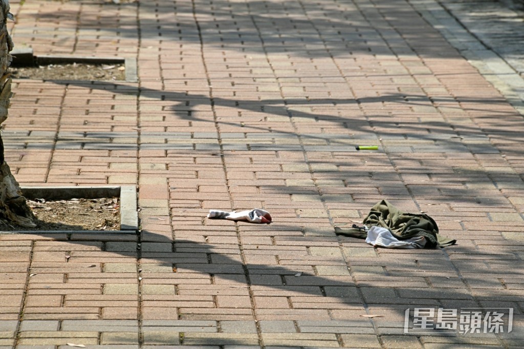 地上遺下被剪過的衣物。