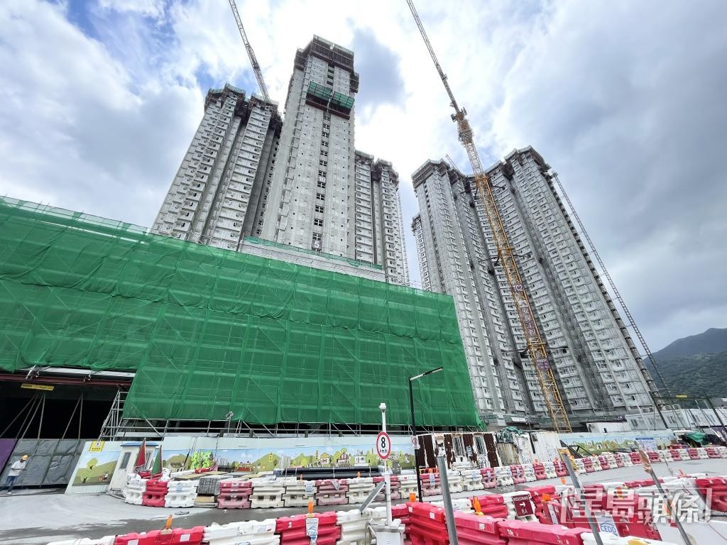 東涌興建中的公屋項目,有4座樓宇於「恆常混凝土方塊」測試中未達標。 東涌興建中的公屋項目,有4座樓宇於「恆常混凝土方塊」測試中未達標。