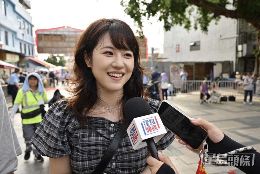 陳小姐從屯門遠道而來，剛巧遇上太平清醮。