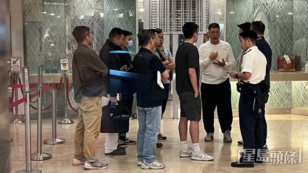 大批警員到場調查。黎志偉攝 大批警員到場調查。黎志偉攝