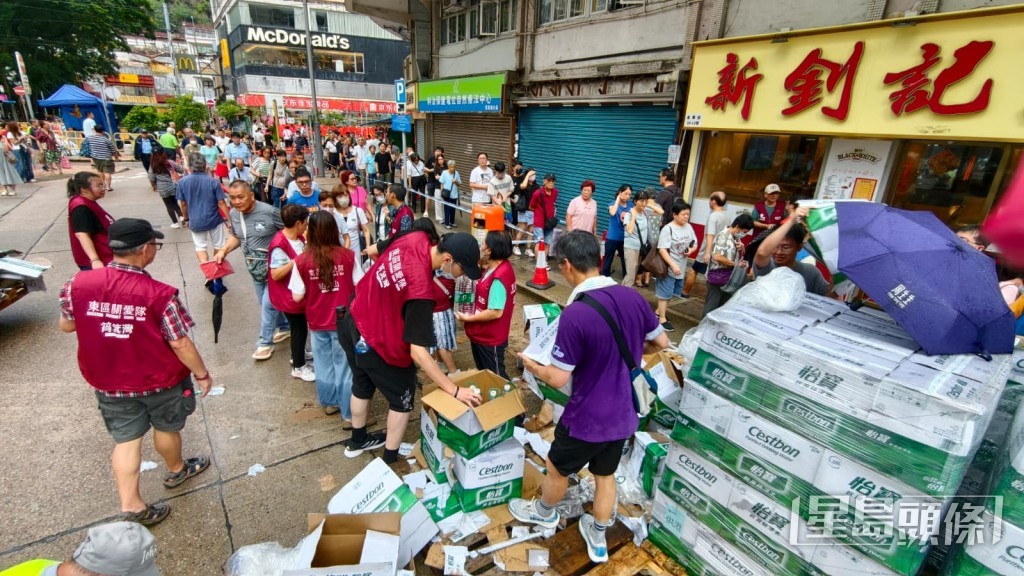 停水期間大批居民輪候取水。資料圖片 停水期間大批居民輪候取水。資料圖片