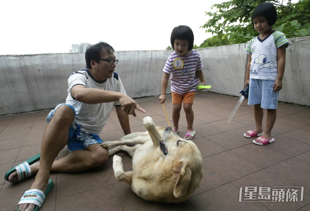 屈穎妍說：「去旅行他會一個箭步走在前，由得我們4個女人仔在後面拉行李；搬屋時他沉醉在書房的書海，對外面4個女人仔執了100個紙箱無動於衷。」