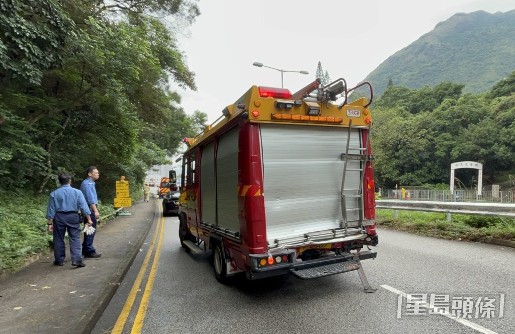 消防車車尾損毀。林思明攝