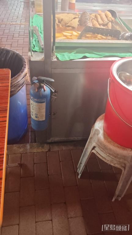 廟街販商商會主席陳錦榮指,「廟街夜市」的攤檔設滅火筒及防火氈。 受訪者提供 廟街販商商會主席陳錦榮指,「廟街夜市」的攤檔設滅火筒及防火氈。 受訪者提供