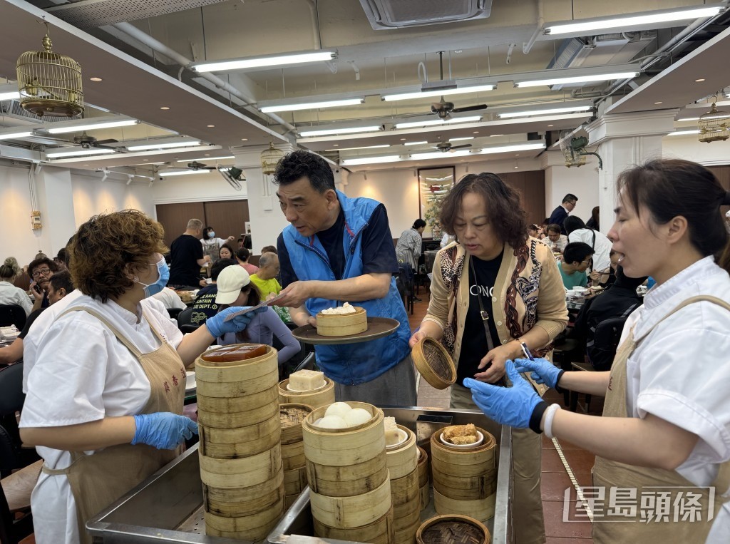 早上到茶楼叹「一盅两件」,是不少港人生活的一部份。 早上到茶楼叹「一盅两件」,是不少港人生活的一部份。