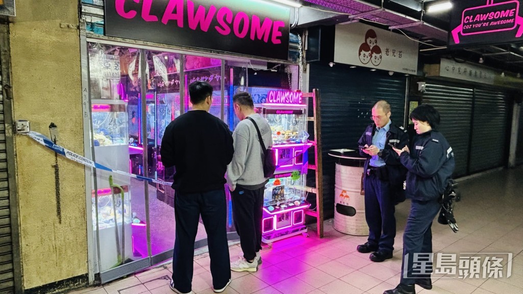 警方在其中一間夾公仔機舖外調查。灰衫為店舖老闆。蔡楚輝攝 警方在其中一間夾公仔機舖外調查。灰衫為店舖老闆。蔡楚輝攝