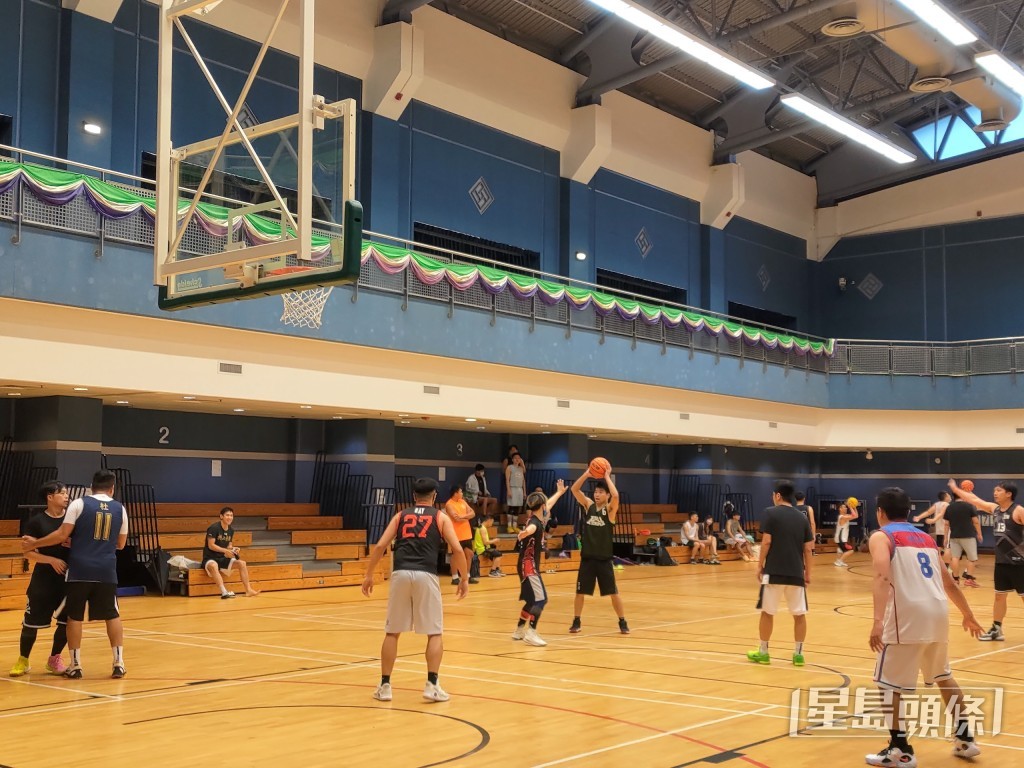 2026年1月21日起，預訂室內籃球場及排球場須填兩同行人資料。