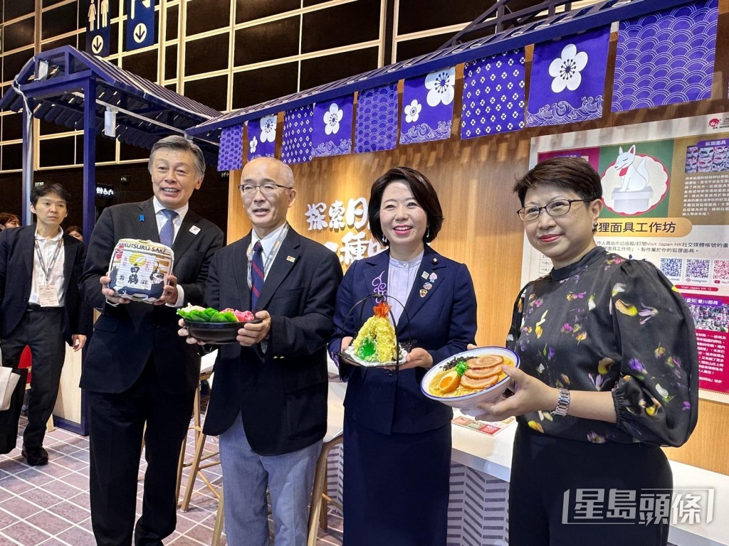 自見英子參觀「探索日本一口一種味道 日本寶藏美食圖鑒」攤位。黃鈺鈞攝