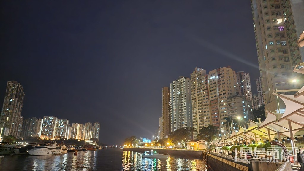 本港地區今日大致多雲，有一兩陣雨。黎志偉攝