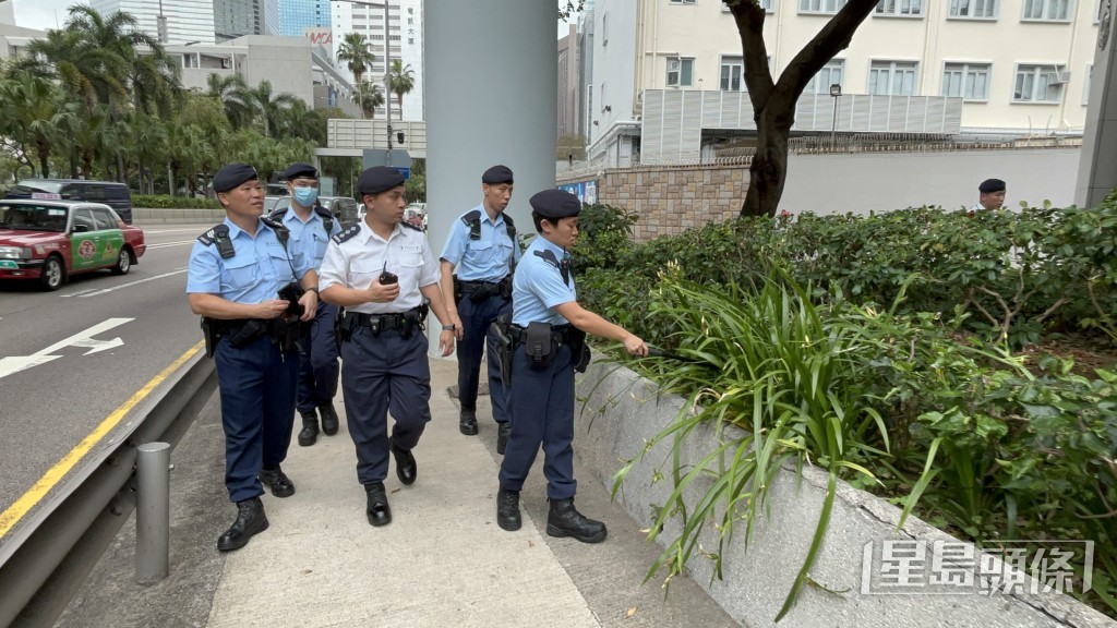 大批藍帽子警員在花槽搜索。楊偉亨攝 大批藍帽子警員在花槽搜索。楊偉亨攝