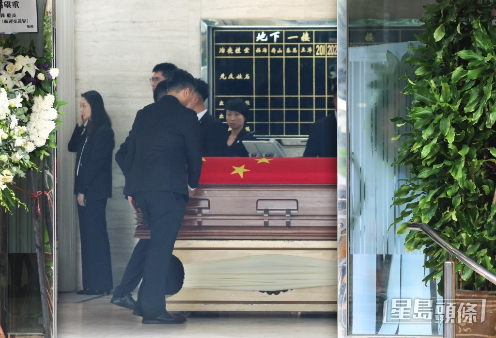 董建华灵柩覆蓋国旗。 董建华灵柩覆蓋国旗。