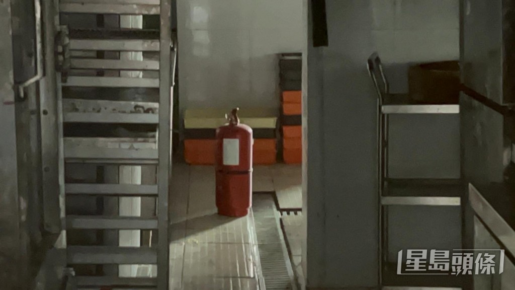 店內漆黑一片。楊偉亨攝 店內漆黑一片。楊偉亨攝