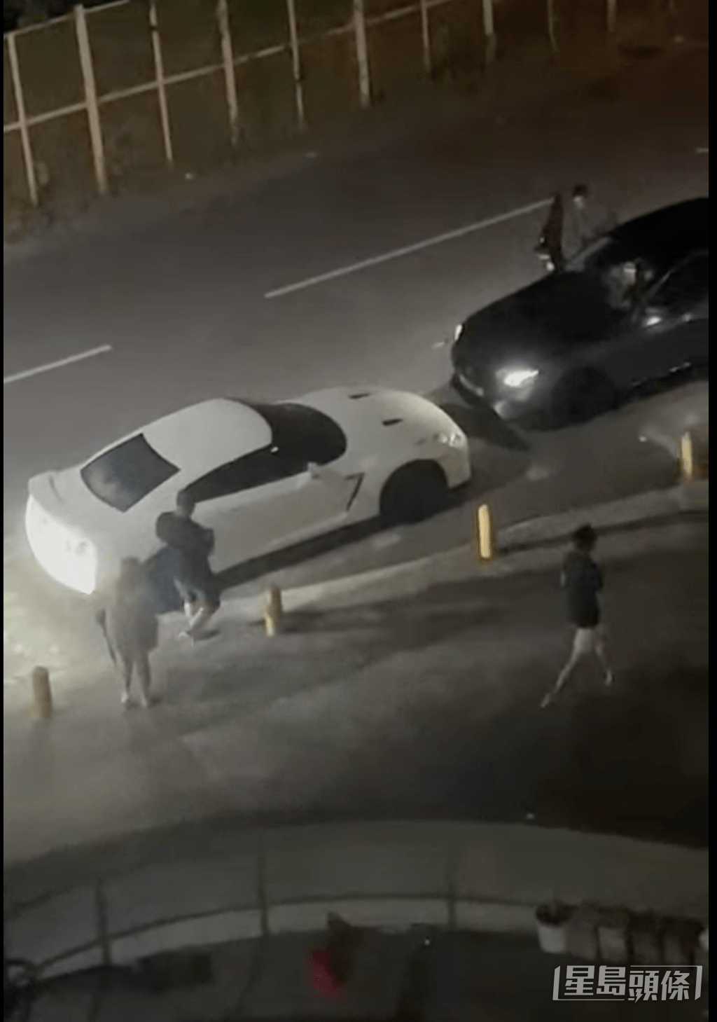各人事後上車離去。網上片段截圖