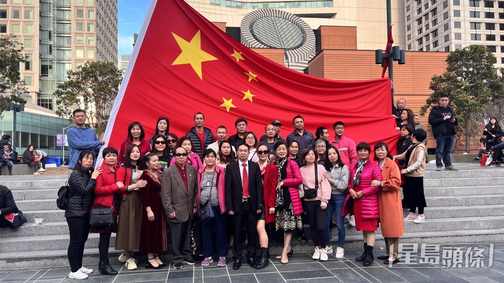 国家主席习近平国下塌的酒店前，数千名华侨夹道欢迎。郭咏欣摄