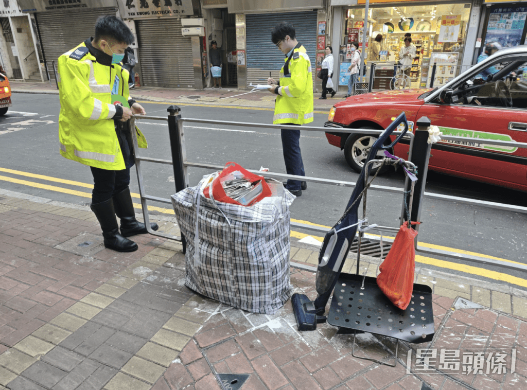 路邊有一大紅白藍袋盛滿舊報紙,疑是被撞婦人留下。黎志偉攝 路邊有一大紅白藍袋盛滿舊報紙,疑是被撞婦人留下。黎志偉攝