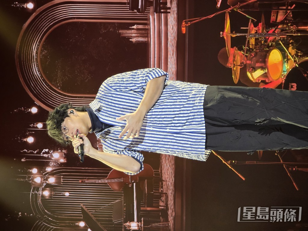演唱會以多首經典金曲揭開序幕。