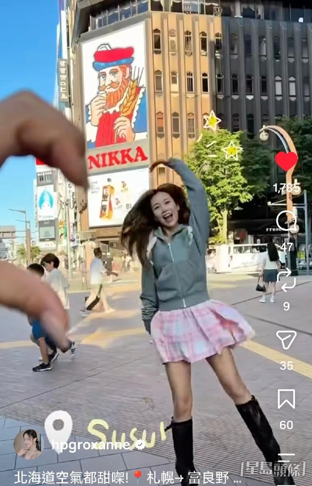 妹妹充當她攝影師。